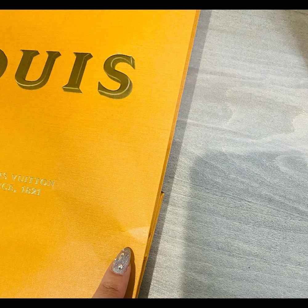 Louis Vuitton 2021 Holiday Box & Shopping Bag - Picture 9 of 9